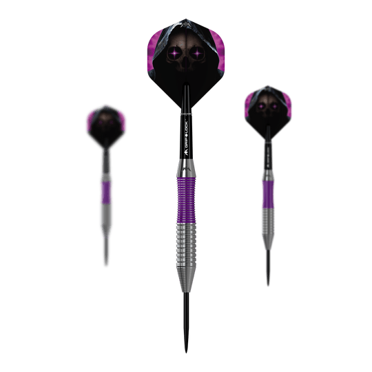 Freccette Mission Phantom in ottone e acciaio - 22 g Das Bild zeigt drei Steeldarts des Produkts „Mission Phantom Brass Steeldarts - 22g“. Die Darts haben silberne und lila Griffe sowie Flights mit Totenkopf-Motiv und dunklem Hintergrund.