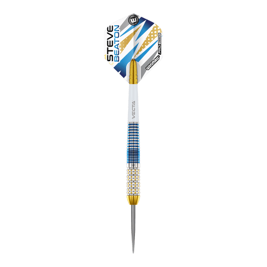 Das Bild zeigt einen Winmau Steve Beaton Legend Series Steeldart. Der Dart ist blau, gold und weiß gestaltet und hat den Namen "Steve Beaton" auf dem Flight.