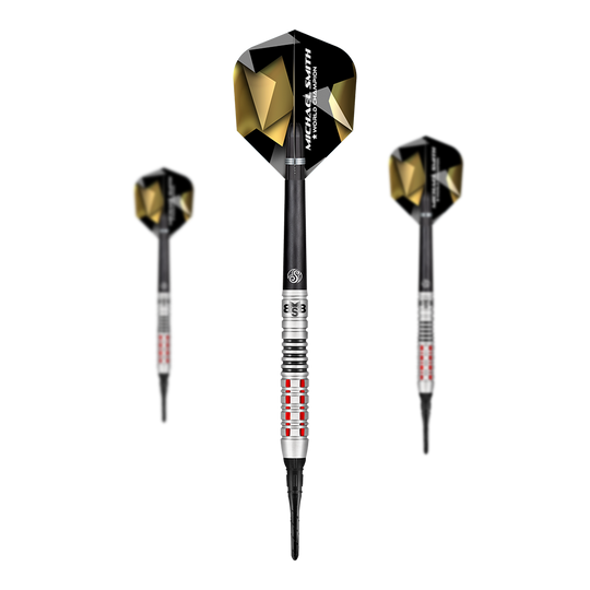 Shot Michael Smith Credi alle freccette morbide Auf dem Bild sind drei Softdarts mit schwarzen und goldenen Flights zu sehen. Auf einem der Flights steht der Name "Michael Smith" geschrieben.