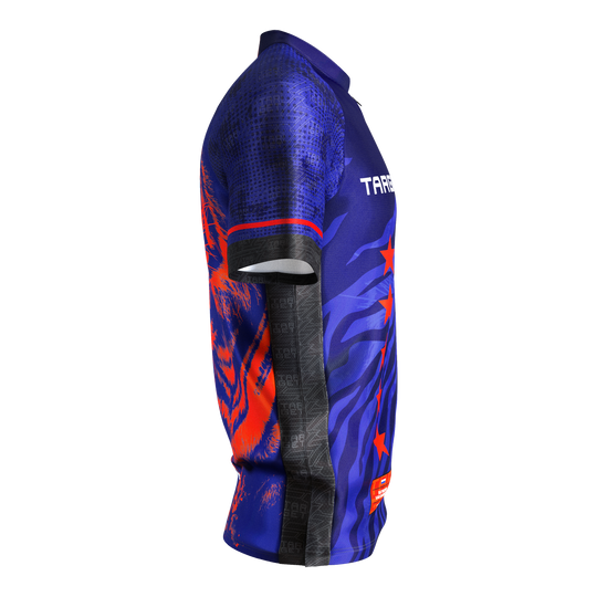 Maglia da freccette Target Coolplay Raymond Van Barneveld 2025 Das Bild zeigt das "Target Coolplay Raymond Van Barneveld 2025 Dartshirt". Das Shirt ist überwiegend blau mit roten und schwarzen Akzenten sowie auffälligen Grafiken.