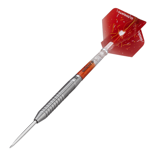 Freccette in acciaio Unicorn Core XL Striker Style 1 - 22 g Das Bild zeigt einen Unicorn Core XL Striker Style 1 Steeldart mit 22g Gewicht. Der Dart hat einen silbernen, geriffelten Schaft und rote Flights mit einem Feuerdesign.
