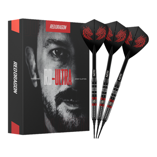Zu sehen sind die Red Dragon Jonny Clayton RD-ULTRA Softdarts - 18g in voller Ansicht. Die Darts haben eine silberne Barrel, schwarze Details und leuchtende Flights.