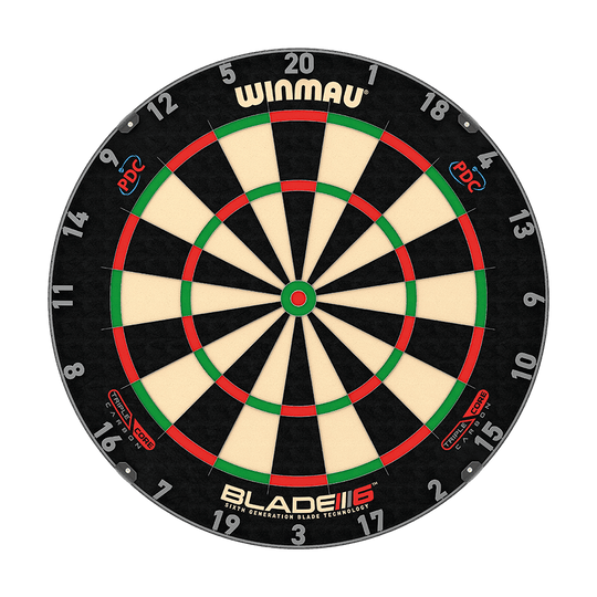 Winmau Blade 6 Triple Core Set con PDC Surround e 2 set di freccette Zu sehen ist das Winmau Blade 6 Triple Core Set mit PDC Surround und 2 Sets Darts. Das Bundle bietet eine Turnier-Dartscheibe mit schwarzem Surround und zwei Dart-Sets.