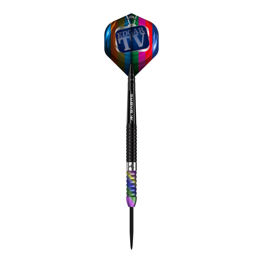 Missione Matt Edgar Steeldarts Das Bild zeigt einen Steeldart mit dem Namen "Mission Matt Edgar Steeldarts". Der Dart hat einen bunten Flight mit der Aufschrift "EDGAR TV" und ein schwarz-geriffeltes Barrel.