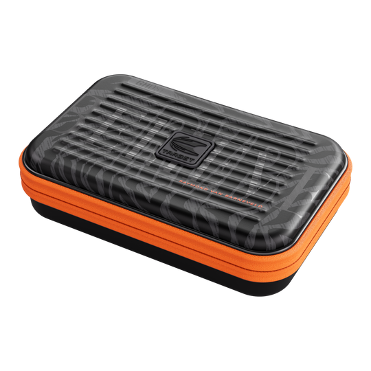 Custodia per freccette Takoma XL Ghost Series Raymond Van Barneveld Das Bild zeigt das Takoma XL Ghost Series Raymond Van Barneveld Dartcase. Es ist ein Dartcase zur sicheren Aufbewahrung von Darts und Zubehör.