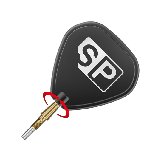 Punte per freccette in acciaio Target Swiss Point Storm Surge - oro Auf dem Bild ist eine goldene Dartspitze mit einem schwarzen Flight zu sehen, auf dem die Buchstaben "SP" abgebildet sind. Um die Spitze ist ein roter Pfeil, der eine Drehbewegung anzeigt.