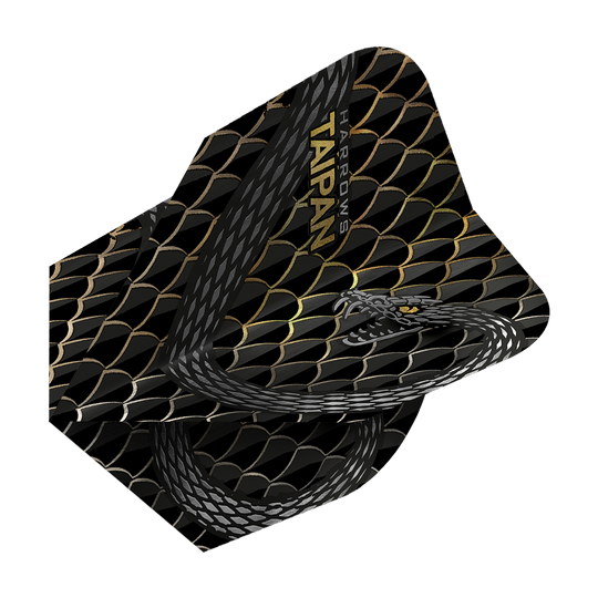 HR25_Harrows_Taipan_Gold_Standard_Flights_2 Das Bild zeigt die Harrows Taipan Standard Flights mit einem schwarzen Schuppendesign und goldenen Akzenten. Auf den Flights ist außerdem eine stilisierte Schlange und der Schriftzug "Harrows Taipan" zu sehen.