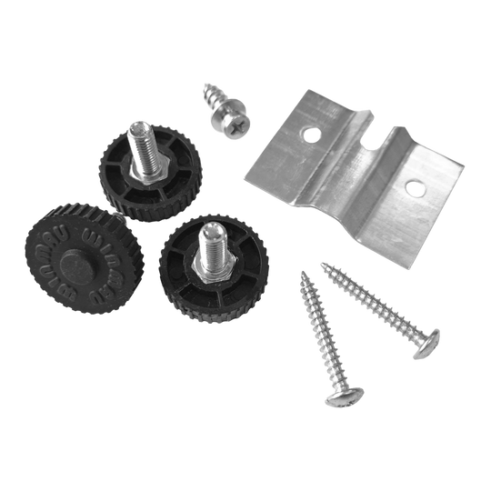 Supporto da parete Winmau Rota-Lock Blade 6 Das Bild zeigt den Winmau Rota-Lock Blade 6 Wandhalterungssatz mit Schrauben, Metallhalterung und schwarzen Befestigungsrädern. Dieses Set wird zur sicheren Wandbefestigung eines Dartboards verwendet.