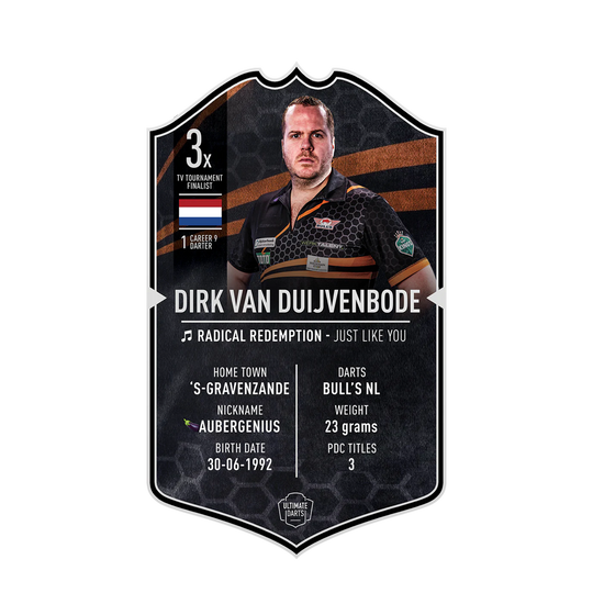 Carta freccette Ultimate - Dirk Van Duijvenbode Die Abbildung zeigt eine Ultimate Darts Card von Dirk Van Duijvenbode. Auf der Karte stehen Informationen wie sein Spitzname "Aubergenius", seine Heimatstadt ’s-Gravenzande und sein Geburtsdatum, 30.06.1992.