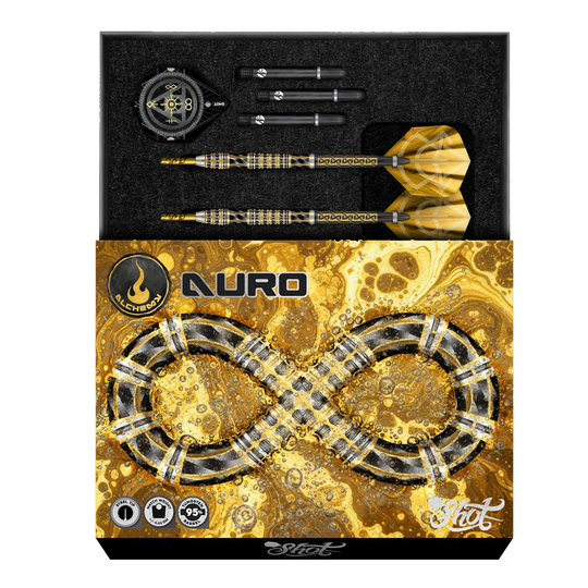 Hier sieht man die Shot Alchemy Auro Steeldarts. Die Steeldarts werden detailliert und aus einer besonderen Perspektive dargestellt.