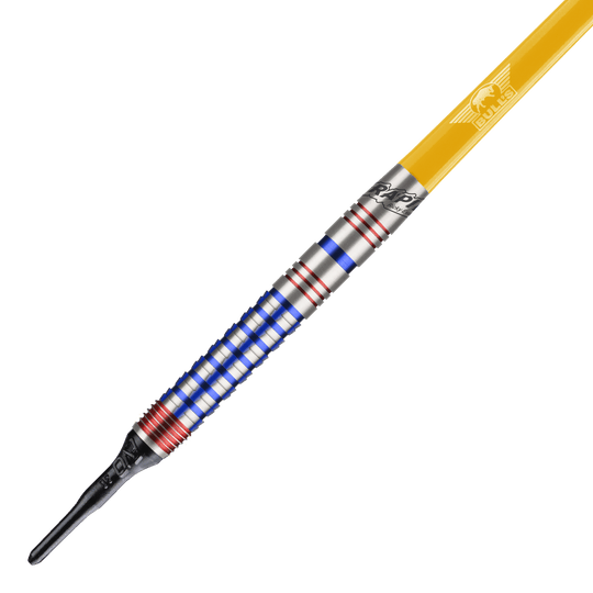 Bulls NL Ricky Evans Rapid Edition One Freccette morbide - 20 g Dies ist ein Softdart aus der Serie "Bulls NL Ricky Evans Rapid Edition One" mit einem Gewicht von 20g. Der Dart hat einen silbernen Schaft mit blauen und roten Ringen sowie einen gelben Flight.