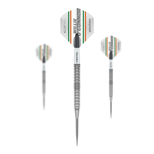 Freccette in acciaio Winmau Willie O'Connor - 23 g Das Bild zeigt drei Steeldarts des Modells "Winmau Willie O'Connor" mit 23g Gewicht. Die Flights sind mit dem Namen "Willie O'Connor" sowie farbigen Streifen versehen.