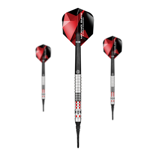Shoto di Michael Smith Achieve Soft Darts Das Bild zeigt drei Softdarts mit roten und schwarzen Flights. Die Darts haben silberne und schwarze Griffe mit roten Akzenten.