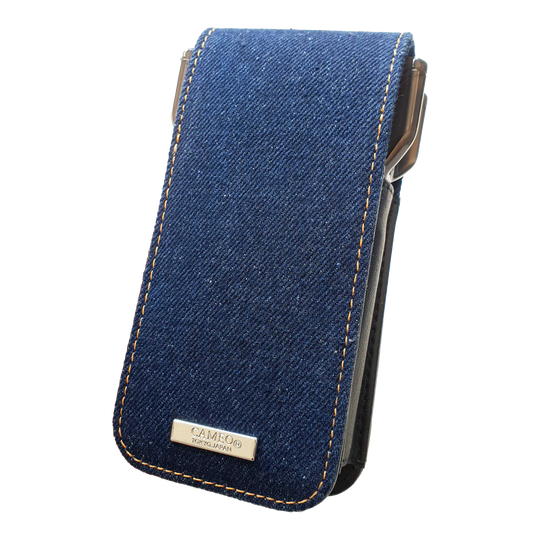 Astuccio per freccette Cameo Acento Denim Dies ist ein Dartcase aus indigofarbenem Denim-Stoff. Auf der Vorderseite befindet sich ein Metall-Label mit der Aufschrift "CAMEO TOKYO JAPAN".