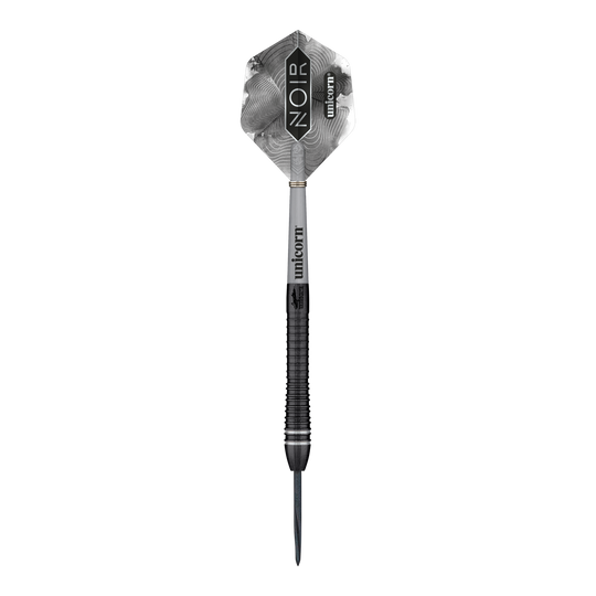 Campione del mondo Unicorn Gary Anderson Noir Fase 6 Steeldarts Das Bild zeigt einen Steeldart der Marke Unicorn, Modell "World Champion Gary Anderson Noir Phase 6". Der Dart ist überwiegend schwarz und silber und trägt die Aufschrift "NOIR" auf dem Flight.