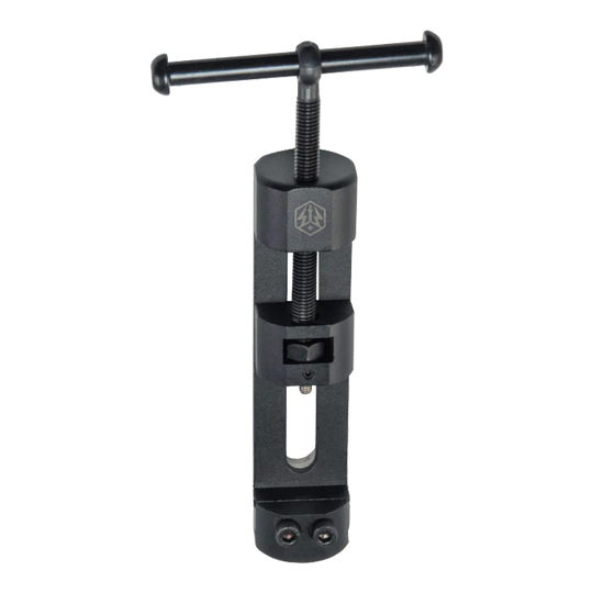 Caliburn Professional Darts Repointing Tool - Strumento per cambiare la punta Das Bild präsentiert das Caliburn Professional Darts Repointing Tool - Spitzenwechsler. Dieses Produkt erleichtert den Austausch von Dartspitzen.