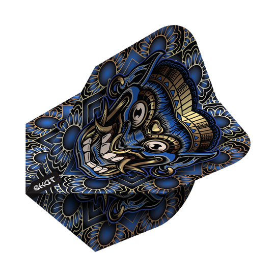 Colpo di arma tribale Java No6 Voli Das Bild zeigt ein Dartflight mit einem auffälligen Tribal-Design in Blau, Gold und Schwarz. In der Mitte ist ein stilisierter, maskenartiger Kopf mit vielen Details zu sehen.