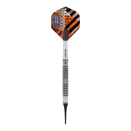 Freccette morbide Winmau Jules Van Dongen - 20g Das Bild zeigt einen Winmau Jules Van Dongen Softdart mit einem Gewicht von 20 Gramm. Der Dartpfeil hat ein auffälliges Flight-Design in Orange, Schwarz und Weiß mit dem Namen des Spielers darauf.