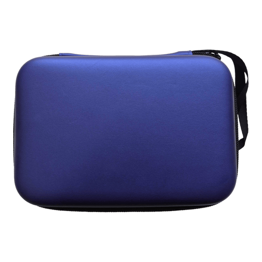 Ein weiteres Bild eines blauen, metallischen Dartcase ist abgebildet. Dies könnte das McDart DC02 Modell sein.