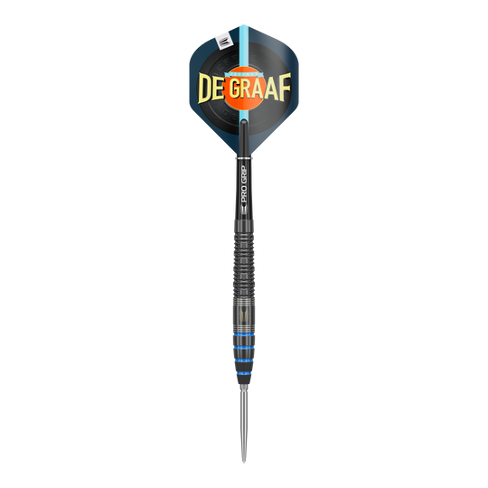 Target Jeffrey De Graaf GEN1 Swiss Point Steeldarts - 23g Das Bild zeigt einen Target Jeffrey De Graaf GEN1 Swiss Point Steeldart mit 23g Gewicht. Der Dart hat einen schwarzen Schaft und blaue Akzente am Griff, auf dem Flight steht "DE GRAAF".
