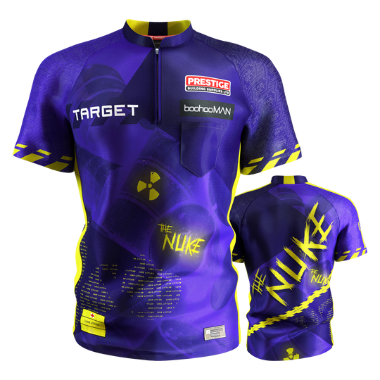 Maglietta da freccette Target Coolplay Luke Littler 2025 Das Bild zeigt das Target Coolplay Luke Littler 2025 Dartshirt in Blau und Gelb mit auffälligem Design. Auf dem Shirt sind verschiedene Logos, der Schriftzug "THE NUKE" und mehrere Sponsoren zu sehen.