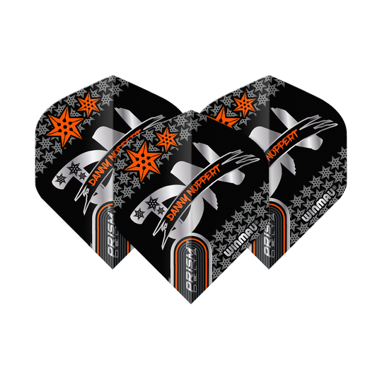 Voli standard Winmau Prism Delta Danny Noppert Black Signature No2 Das Bild zeigt drei schwarze Dartflights mit dem Aufdruck „Danny Noppert“ in Orange. Die Flights sind von der Marke Winmau und tragen das Modell „Prism Delta Signature No2 Standard“.