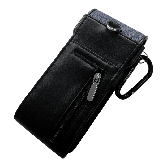 Custodia per freccette Cameo Thread Dies ist ein schwarzes Etui mit einem Reißverschlussfach auf der Vorderseite. Oben hat es einen blauen Stoffabschnitt und einen Metallclip zur Befestigung.