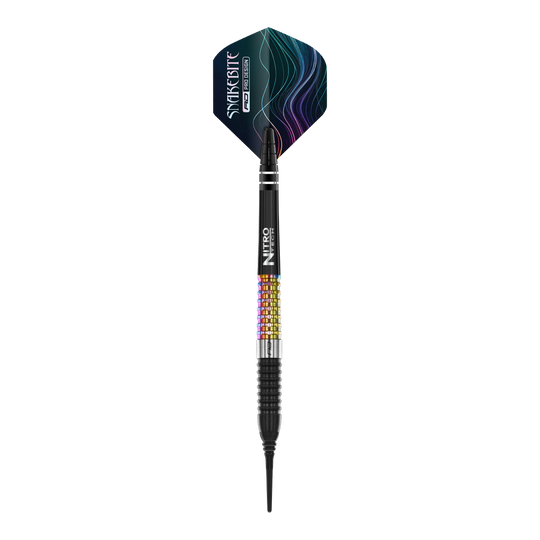 Freccette morbide Red Dragon Peter Wright Corra - 18 g Das Bild zeigt einen Red Dragon Peter Wright Corra Softdart mit einem Gewicht von 18 Gramm. Der Dart hat bunte Griffbereiche und einen schwarz-blauen Flight mit dem Aufdruck "Snakesbite".