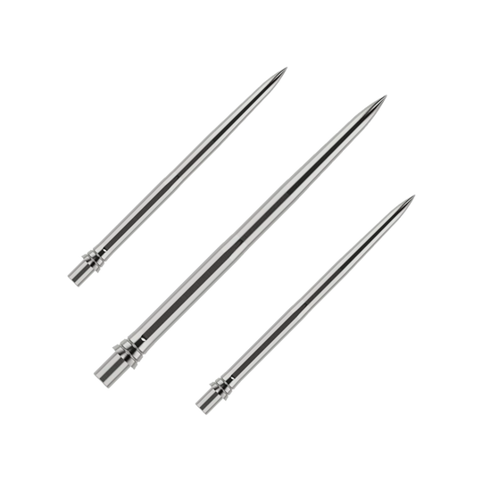 Auf dem Bild sind silberne Dartspitzen in einem Set zu sehen, jeweils 32mm lang. Die Oberfläche der Spitzen ist glatt und sie werden zusammen präsentiert.
