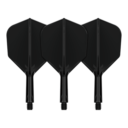 Sistema di volo Target K-Flex No6 - Nero Das Bild zeigt drei schwarze Dart-Flights mit Schaft. Sie sind nebeneinander auf einem schwarzen Hintergrund angeordnet.