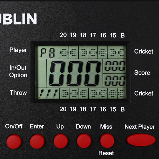 Contatore di freccette XQMax Dublin Das Bild zeigt den XQMax Dublin Dart Counter mit einem digitalen Display. Unter dem Display befinden sich mehrere rote Tasten zur Steuerung des Geräts.