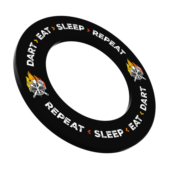 Dieses Bild zeigt MSF-I1_McDart_Dartboard_Surround_Dart_Eat_Sleep_Repeat_Schwarz_1. Es stellt die Form und Gestaltung des Produkts dar.