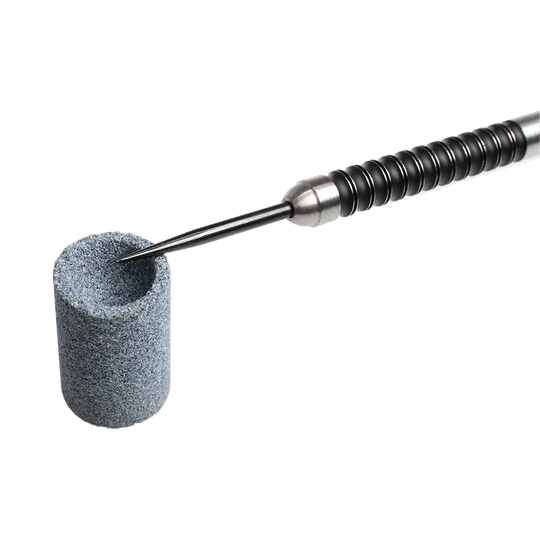 622_Schleifstein_2 Das Bild zeigt einen zylindrischen Schleifstein und ein Metallwerkzeug mit Griff. Das Werkzeug wird in den Schleifstein eingeführt.