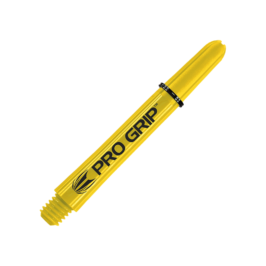 Target Pro Grip Shafts - 3 set - Giallo Das Bild zeigt einen gelben Dart-Schaft mit der Aufschrift "PRO GRIP". Der Schaft liegt schräg vor einem gelben, gestreiften Hintergrund.