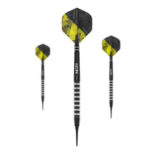Freccette morbide Red Dragon Razor Edge Elite - 20g Das Bild zeigt drei Red Dragon Razor Edge Elite Softdarts mit einem Gewicht von 20g. Die Darts haben schwarze und silberne Griffe sowie gelb-schwarze Flights.