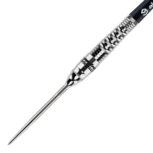 Das Bild zeigt einen Caliburn Wolfpack W3 Steeldart mit einem Gewicht von 21 Gramm. Der Dartpfeil ist silberfarben und hat eine strukturierte Griffzone für besseren Halt.