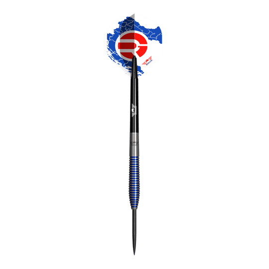 Bulls NL Romeo Grbavac freccette in acciaio - 23 g Das Bild zeigt einen Steeldart namens "Bulls NL Romeo Grbavac Steeldarts - 23g". Der Dartpfeil hat einen schwarz-silber-blauen Schaft und eine Flights mit blau-weiß-rotem Design.