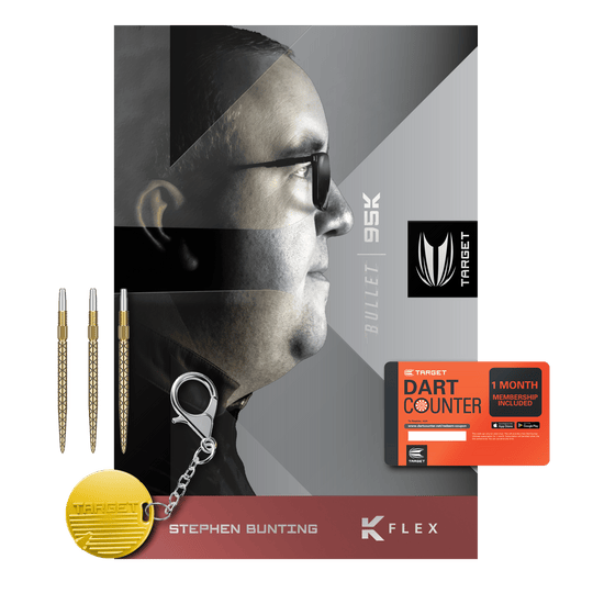Freccette in acciaio Target Stephen Bunting 95K Swiss Point Das Bild zeigt das Produkt "Target Stephen Bunting 95K Swiss Point Steeldarts" mit drei Dartpfeilen, einem Schlüsselanhänger und einer Dart Counter-Mitgliedskarte. Auf der Verpackung ist ein Porträtfoto von Stephen Bunting abgebildet.