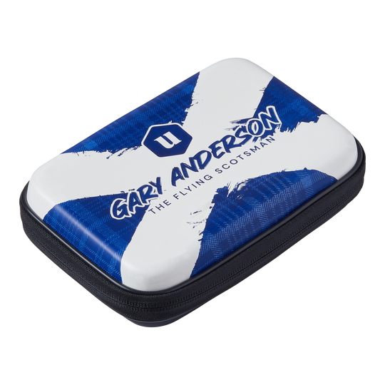 Portafoglio da freccette Unicorn Ultra Gary Anderson Das Bild zeigt das Produkt "Unicorn Ultra Gary Anderson Dartwallet". Die Darttasche ist mit einem blauen und weißen Design sowie dem Namen "Gary Anderson" und dem Schriftzug "The Flying Scotsman" bedruckt.