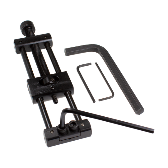 Designa Dart Repointer Black Pro Edition - Cambia punta Das Bild zeigt den Designa Dart Repointer Black Pro Edition - Spitzenwechsler. Es handelt sich um ein Werkzeug für Dartspieler zum Wechseln der Spitzen.