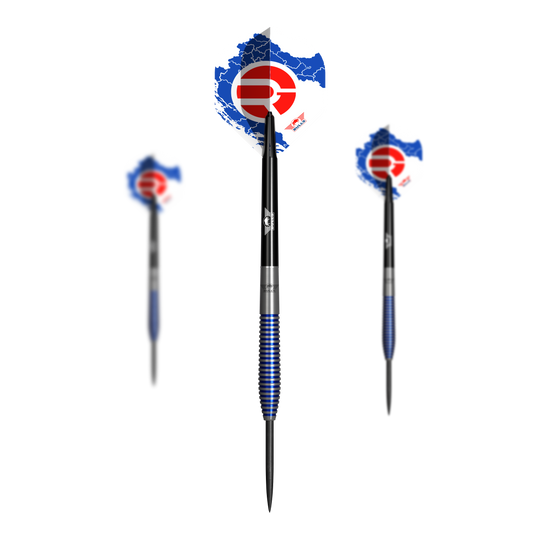 Bulls NL Romeo Grbavac freccette in acciaio - 23 g Das Bild zeigt drei Steeldarts des Produkts "Bulls NL Romeo Grbavac Steeldarts - 23g". Die Darts haben blaue, silberne und schwarze Akzente sowie Flights mit einem roten und blauen Muster.
