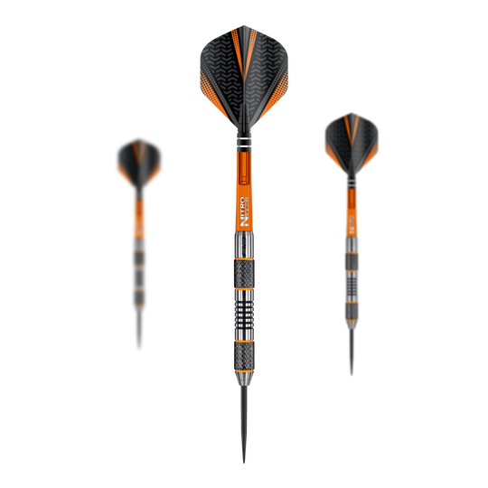 Red Dragon Amberjack 5 freccette in acciaio - 24 g Das Bild zeigt die Steeldarts "Red Dragon Amberjack 5" mit einem Gewicht von 24g. Die Darts sind überwiegend orange und schwarz mit silbernen Details gestaltet.