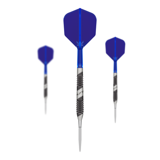 Freccette in acciaio Target 975 Ultra Marine 02 Swiss Point Das Bild zeigt drei Steeldarts des Produkts "Target 975 Ultra Marine 02 Swiss Point". Die Darts haben blaue Flights und silber-schwarze Barrels mit einem strukturierten Griff.