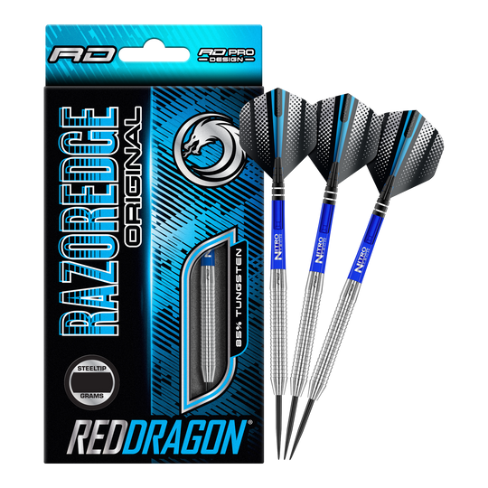 Freccette in acciaio originali Red Dragon Razor Edge Das Bild zeigt eine Packung „Red Dragon Razor Edge Original Steeldarts - 24g“ und drei dazugehörige Dartpfeile. Die Verpackung ist hauptsächlich blau und schwarz gestaltet und hebt den Schriftzug „RAZOREDGE ORIGINAL“ sowie „85% TUNGSTEN“ hervor.