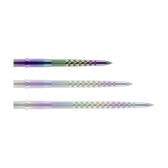 Punte per freccette Mission Caliburn EVO - Ripple - Corallo Auf dem Bild sind drei bunte Steeldartspitzen mit einem geriffelten und gewellten Muster zu sehen. Sie liegen parallel nebeneinander auf einem grünen Hintergrund.