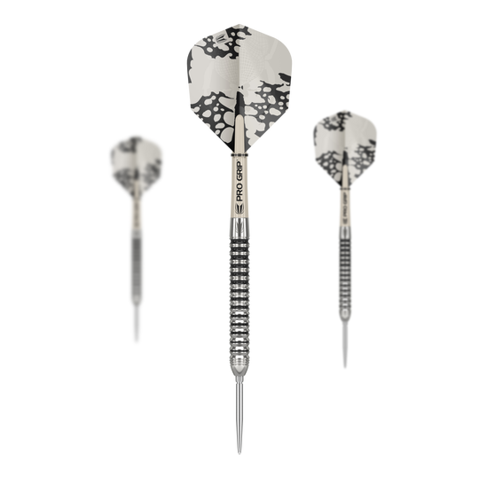Freccette in acciaio Target EXO SP01 Swiss Point Das Bild zeigt die Target EXO SP01 Swiss Point Steeldarts mit schwarz-silbernem Design. Drei Darts mit strukturierten Griffen und auffälligen Flights sind zu sehen.