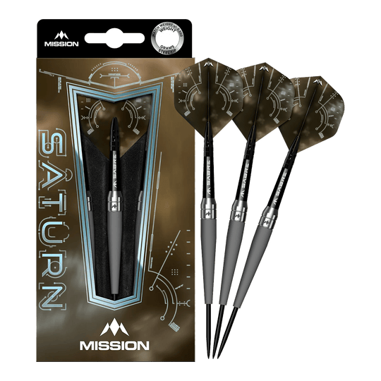 Freccette in acciaio della Missione Saturn Titan Das Bild zeigt das Produkt "Mission Saturn Titan Steeldarts" in seiner Verpackung. Neben der Verpackung sind drei Steeldarts mit dunklen Flights zu sehen.