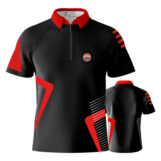 Maglietta Bulls Team Dart - Rossa Das Bild zeigt ein schwarzes Dartshirt mit roten und weißen Akzenten. Das Shirt hat einen roten Kragen und das Bulls-Logo auf der Vorderseite.