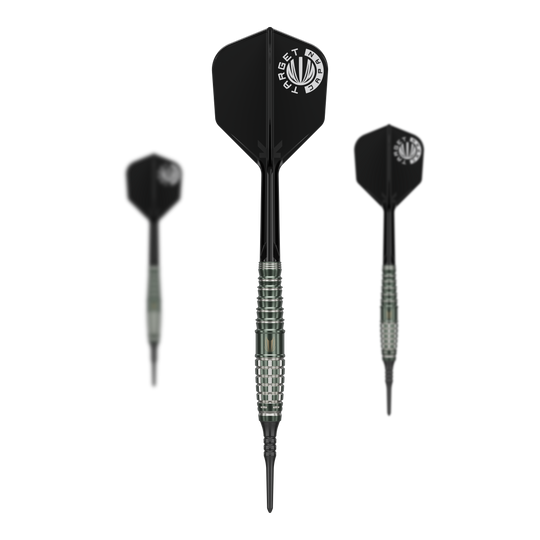 Target Japan Akito Yamagata Scream GEN1 Freccette morbide - 19 g Das Bild zeigt drei Softdarts mit schwarzem Flight und silbernem Griffbereich. Auf dem mittleren Dart steht "TARGET JAPAN" geschrieben.
