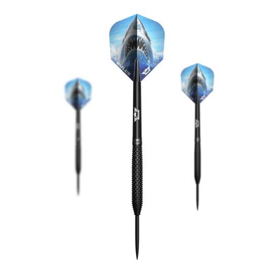 Bulls NL Shark Pro freccette in acciaio nero Das Bild zeigt drei schwarze Steeldarts mit dem Namen "Bulls NL Shark Pro Black Steeldarts". Die Flights der Darts sind mit dem Bild eines offenen Haifischmauls bedruckt.